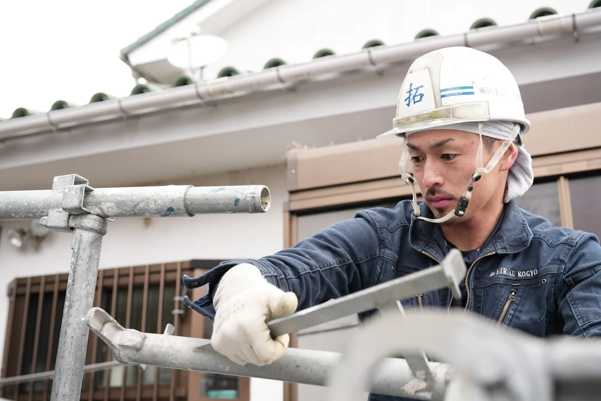 架設工事の現場作業スタッフ